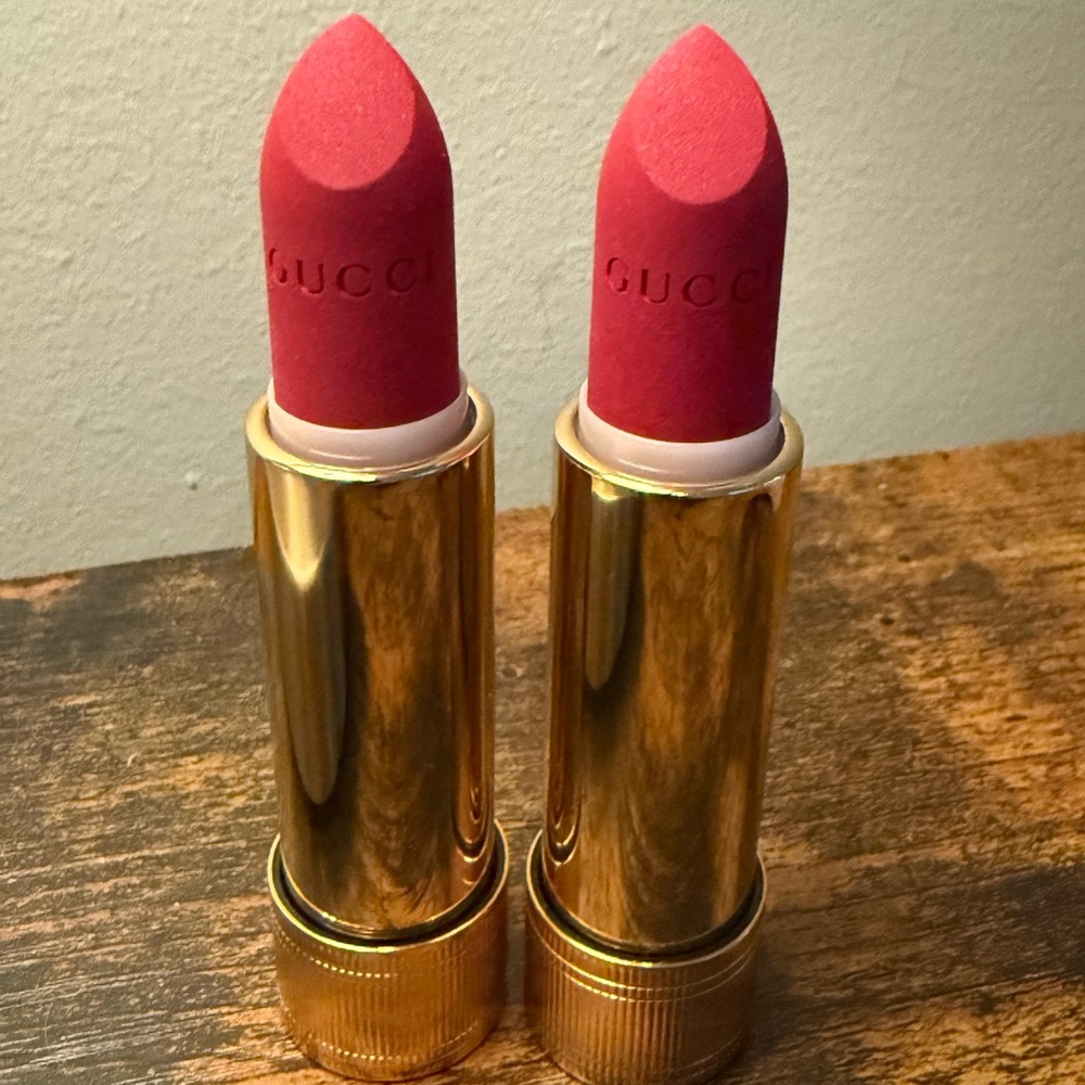 2 Gucci Long-Lasting Matte Lipstick - Cassie Magenta